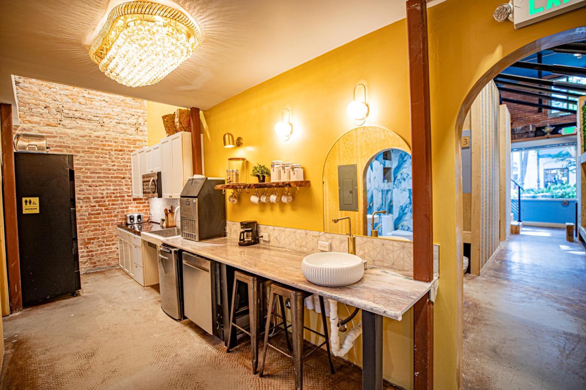Social Stays - Santa Barbara'S First Hostel On State Street Exteriör bild