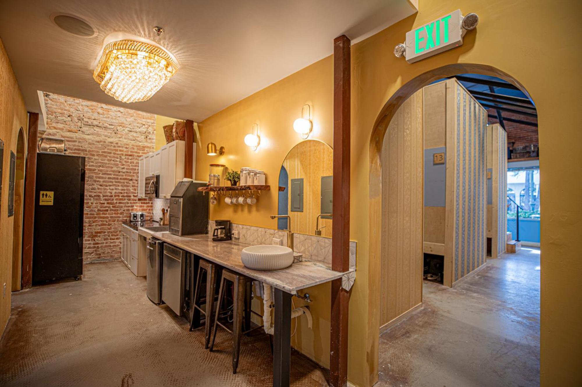 Social Stays - Santa Barbara'S First Hostel On State Street Exteriör bild