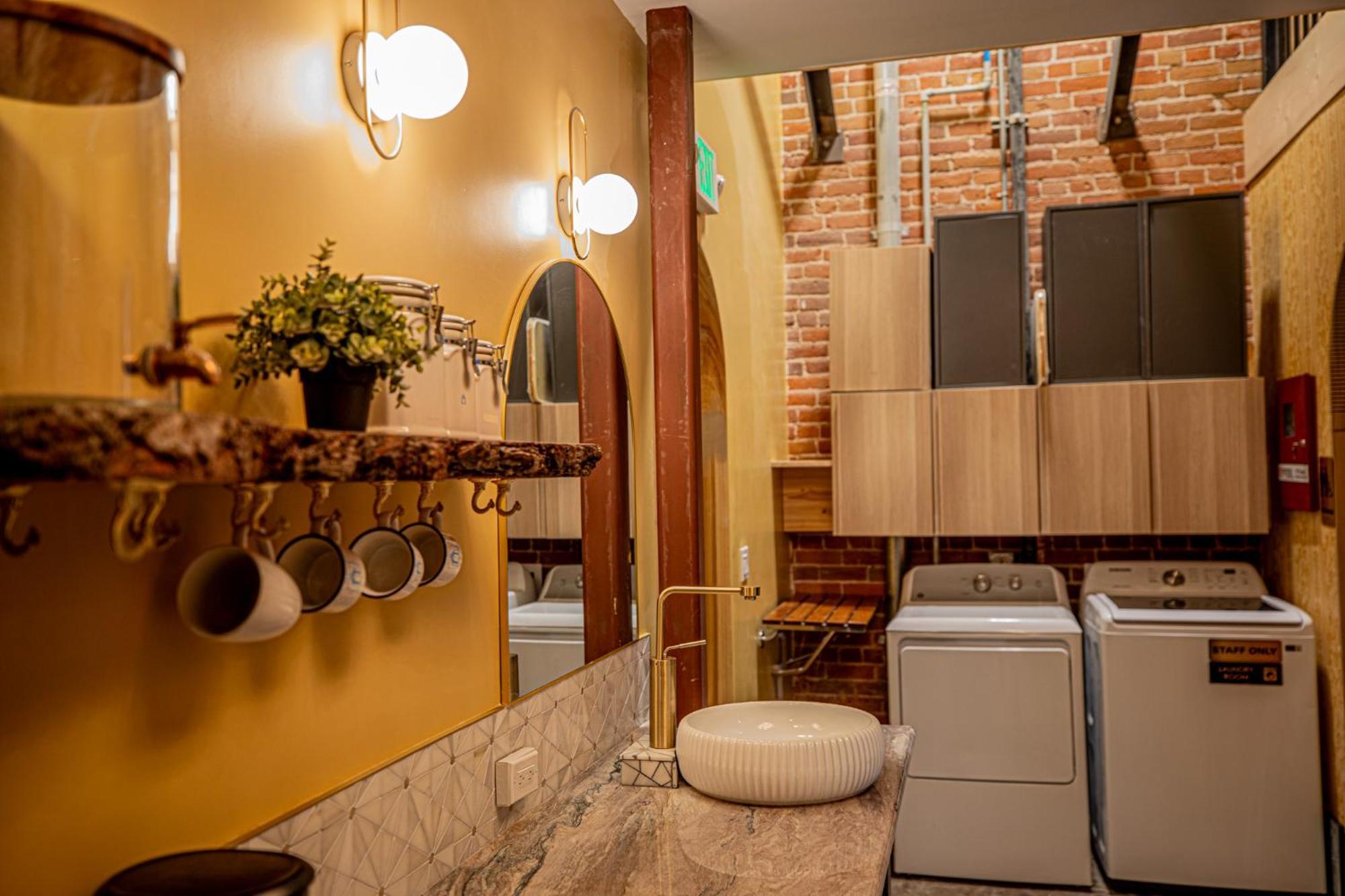 Social Stays - Santa Barbara'S First Hostel On State Street Exteriör bild